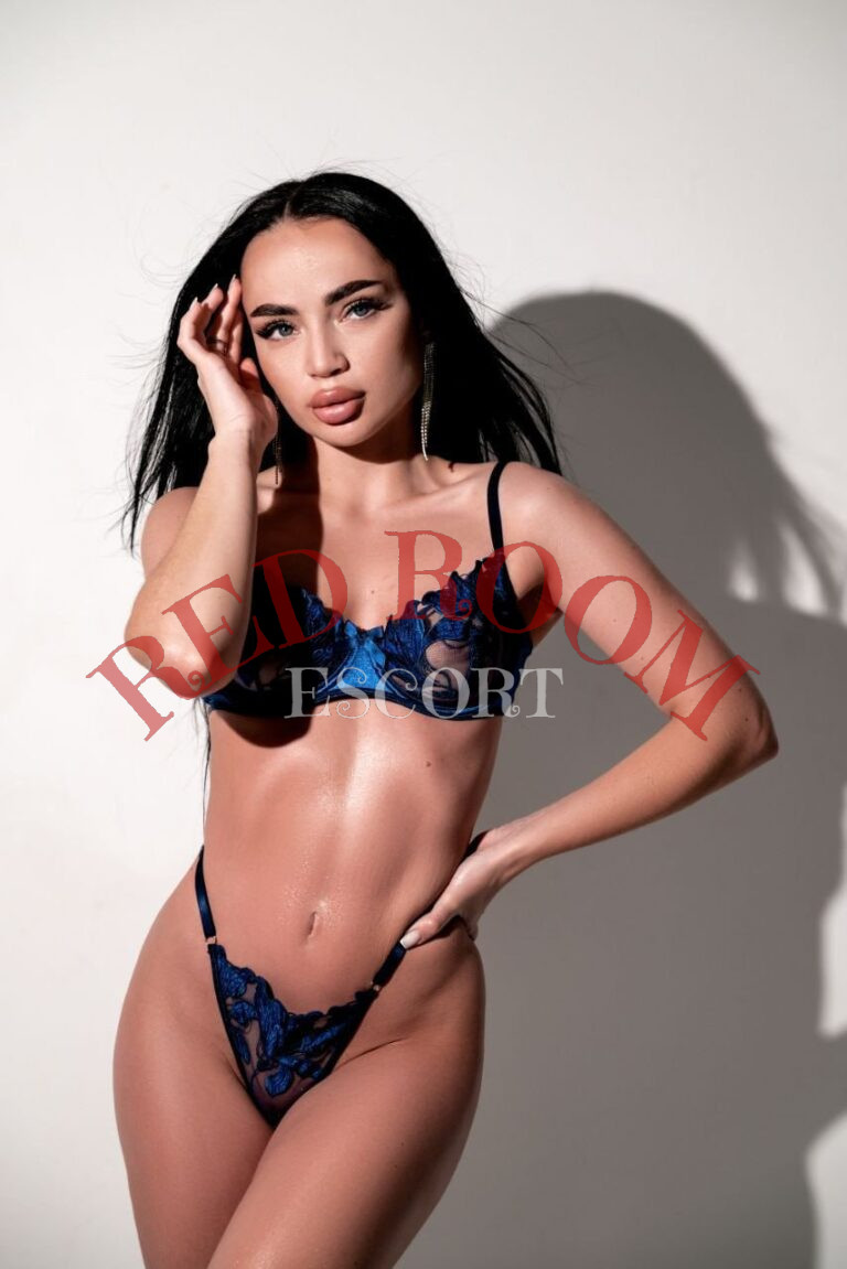 Эскортница Марина - грудь 1, рост 164 см, вес 47 кг, цвет волос Брюнетки